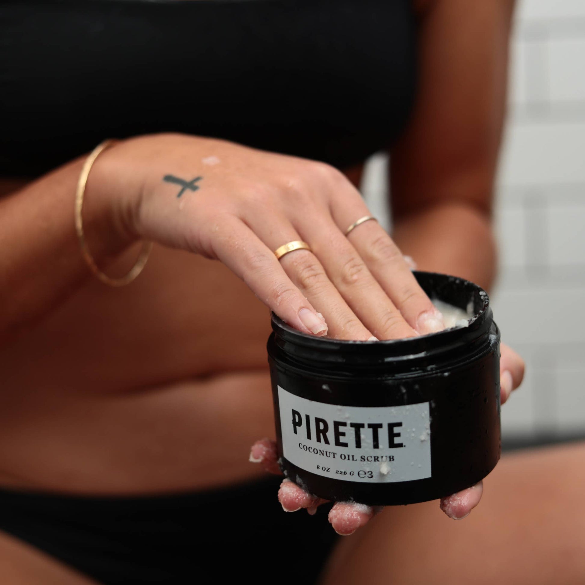 Pirette-Scrub-Product-Use2Pirette - Coconut Oil Scrub - MClose